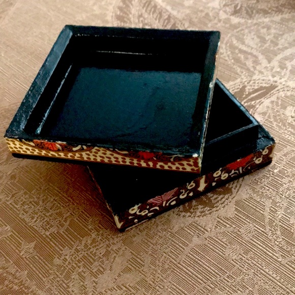 Beautiful handcrafted box from Kashmir with intricate design - Picture 6 of 7